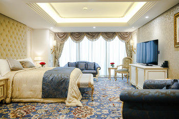 Crowne Plaza Kuwait Al Thuraya City by IHG 5*