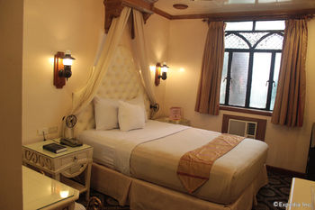 Camelot Hotel Quezon City powered by Cocotel 3*