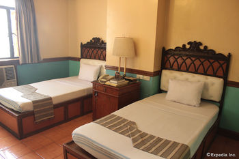 Camelot Hotel Quezon City powered by Cocotel 3*