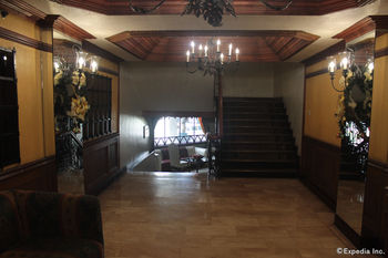 Camelot Hotel Quezon City powered by Cocotel 3*