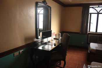 Camelot Hotel Quezon City powered by Cocotel 3*