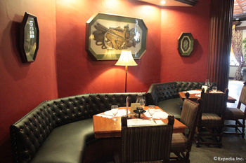 Camelot Hotel Quezon City powered by Cocotel 3*