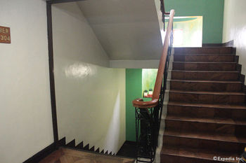 Camelot Hotel Quezon City powered by Cocotel 3*