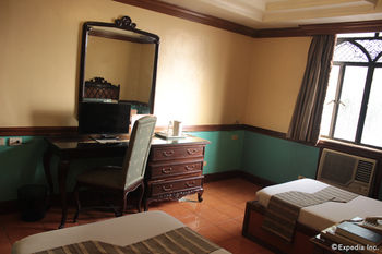Camelot Hotel Quezon City powered by Cocotel 3*
