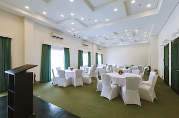Microtel by Wyndham South Forbes near Nuvali 3*