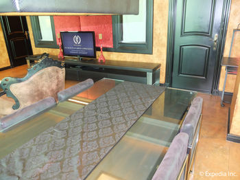 Fields Plaza Hotel 4*