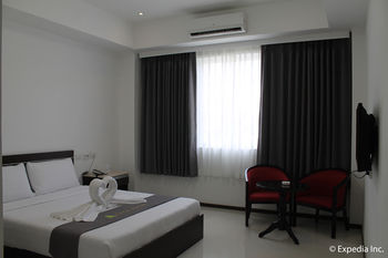 Townhouse Oak Vera Hotel Near Clark International Airport 2*