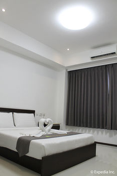 Townhouse Oak Vera Hotel Near Clark International Airport 2*