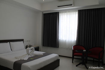 Townhouse Oak Vera Hotel Near Clark International Airport 2*