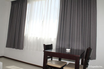 Townhouse Oak Vera Hotel Near Clark International Airport 2*