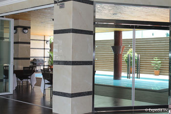 Townhouse Oak Vera Hotel Near Clark International Airport 2*