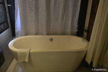 8 Suites By Fat Jimmy's 3*