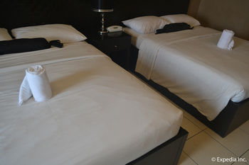 8 Suites By Fat Jimmy's 3*