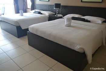 8 Suites By Fat Jimmy's 3*
