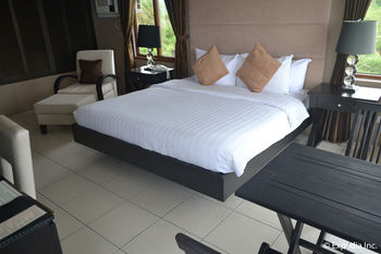 8 Suites By Fat Jimmy's 3*