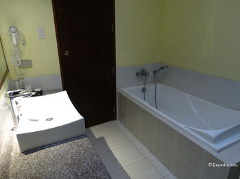Star Hotel Davao 3*