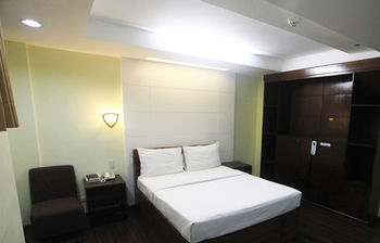 Star Hotel Davao 3*