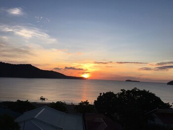 Seabreeze Beach Lodge 2*