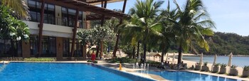 Beach Condos Pico de Loro Hamilo Coast 3*