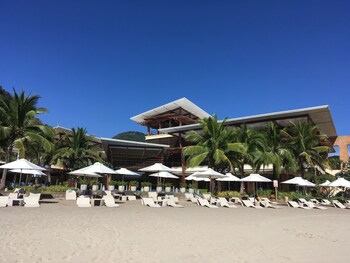 Beach Condos Pico de Loro Hamilo Coast 3*