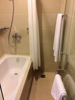 CSuites at 8 Newtown Residences 3*