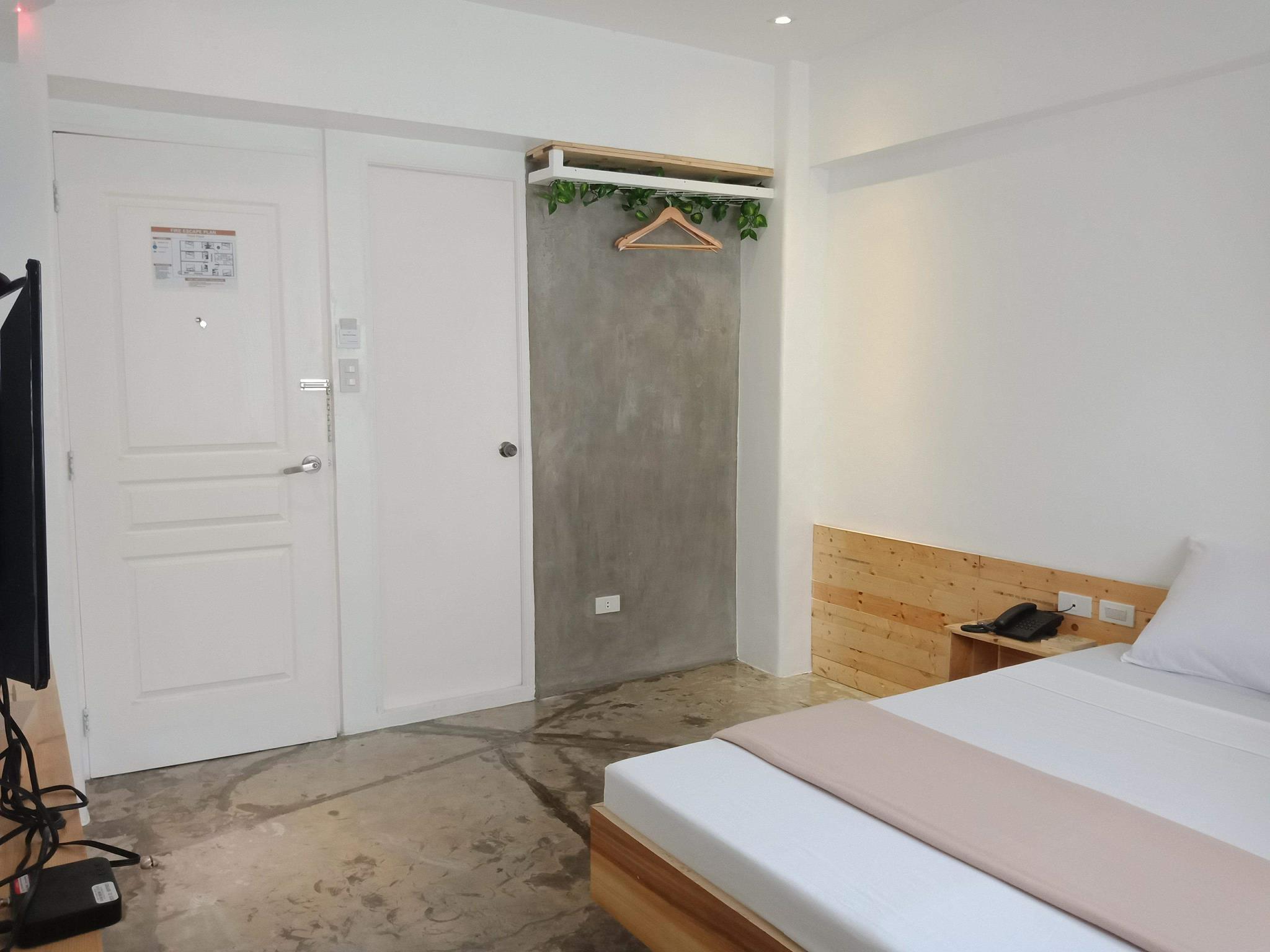 RedDoorz Plus @ Boni Avenue Mandaluyong 2*