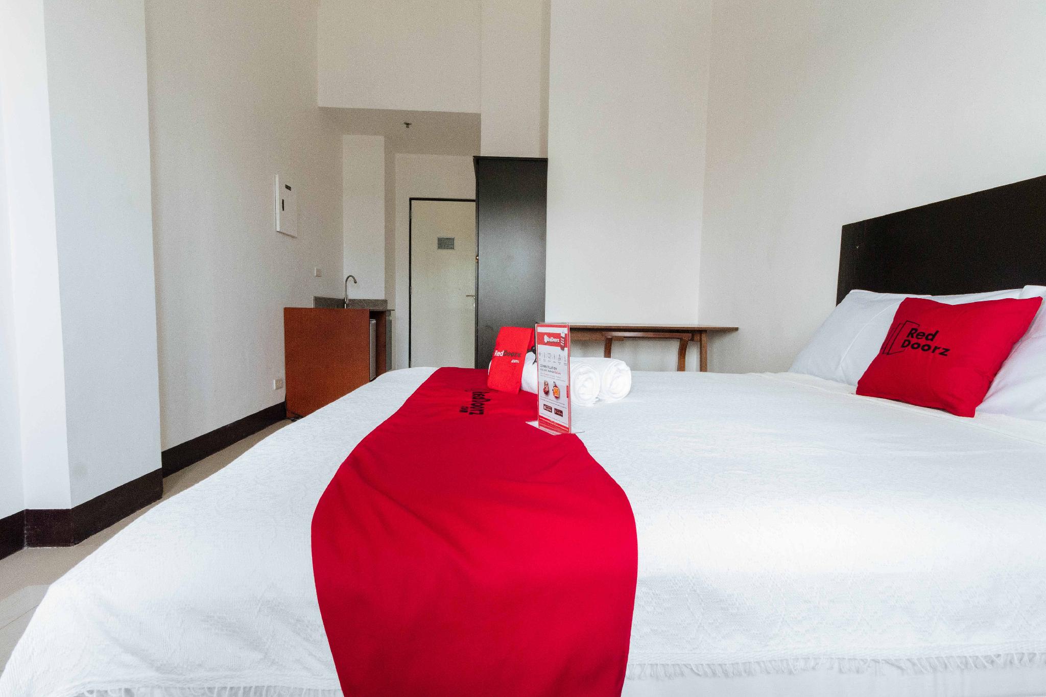 RedDoorz Plus @ Banawe Quezon City Weekly Stay 2*