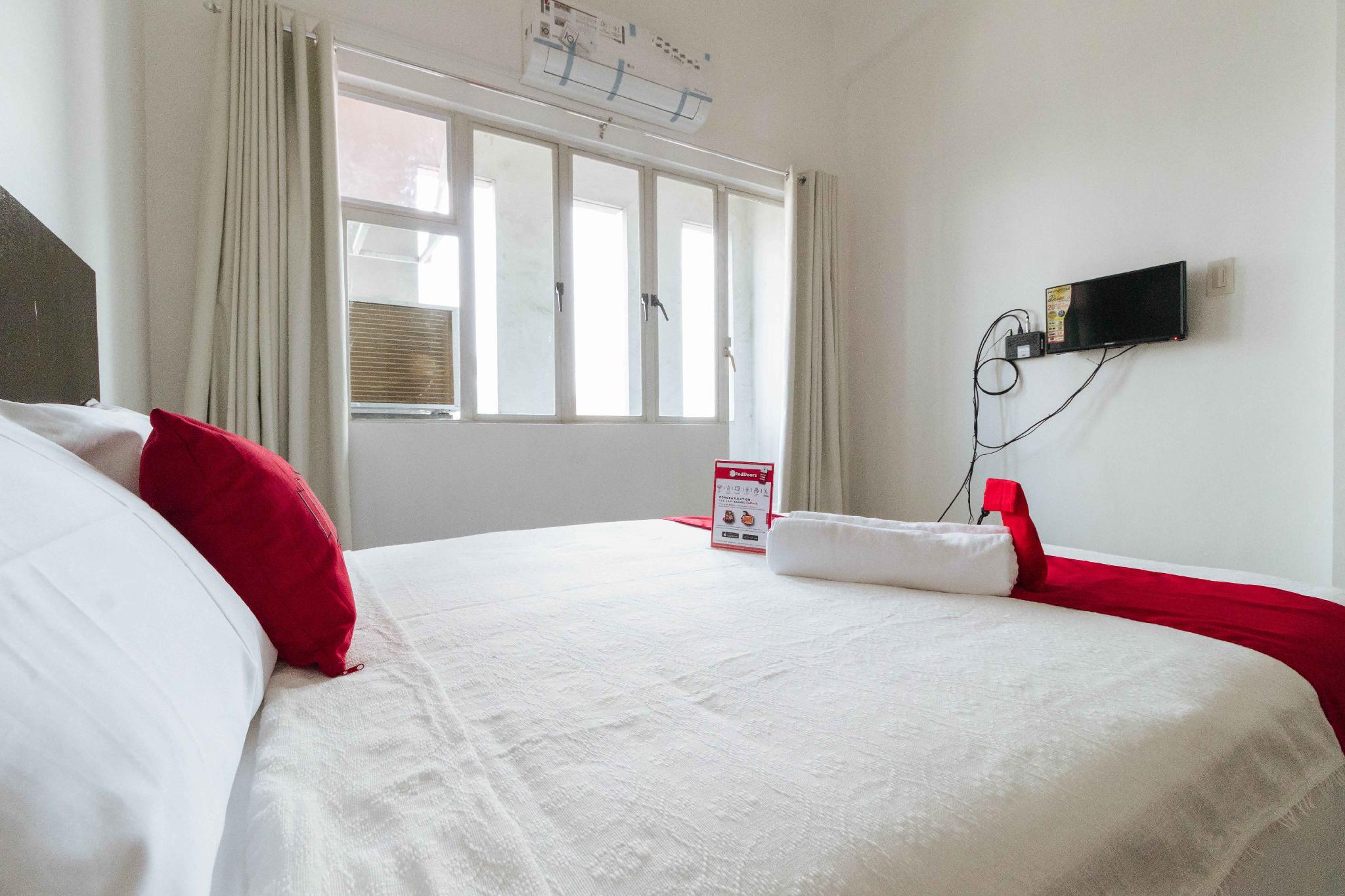RedDoorz Plus @ Banawe Quezon City Weekly Stay 2*