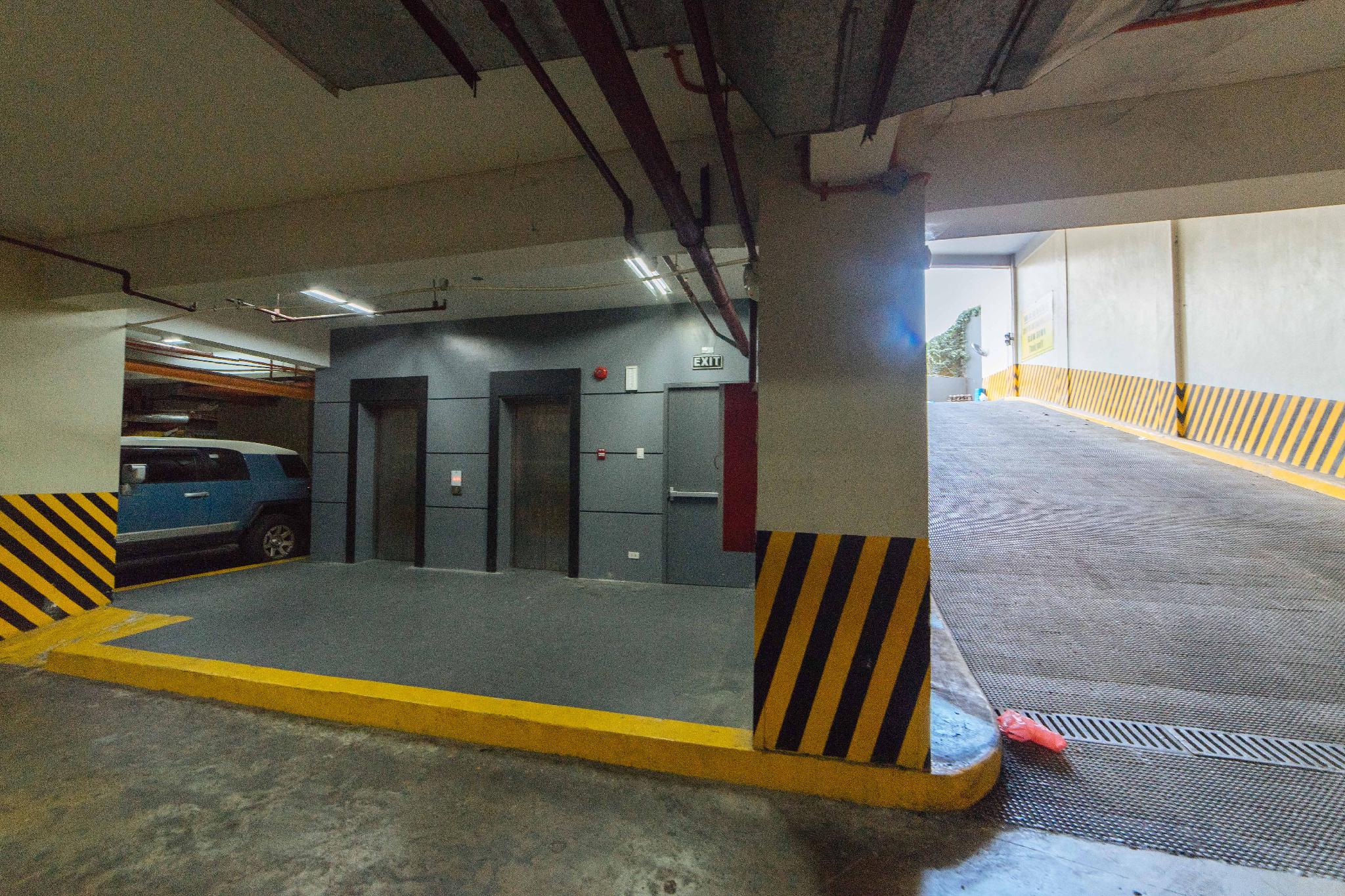 RedDoorz Premium @ West Avenue Quezon City 2*