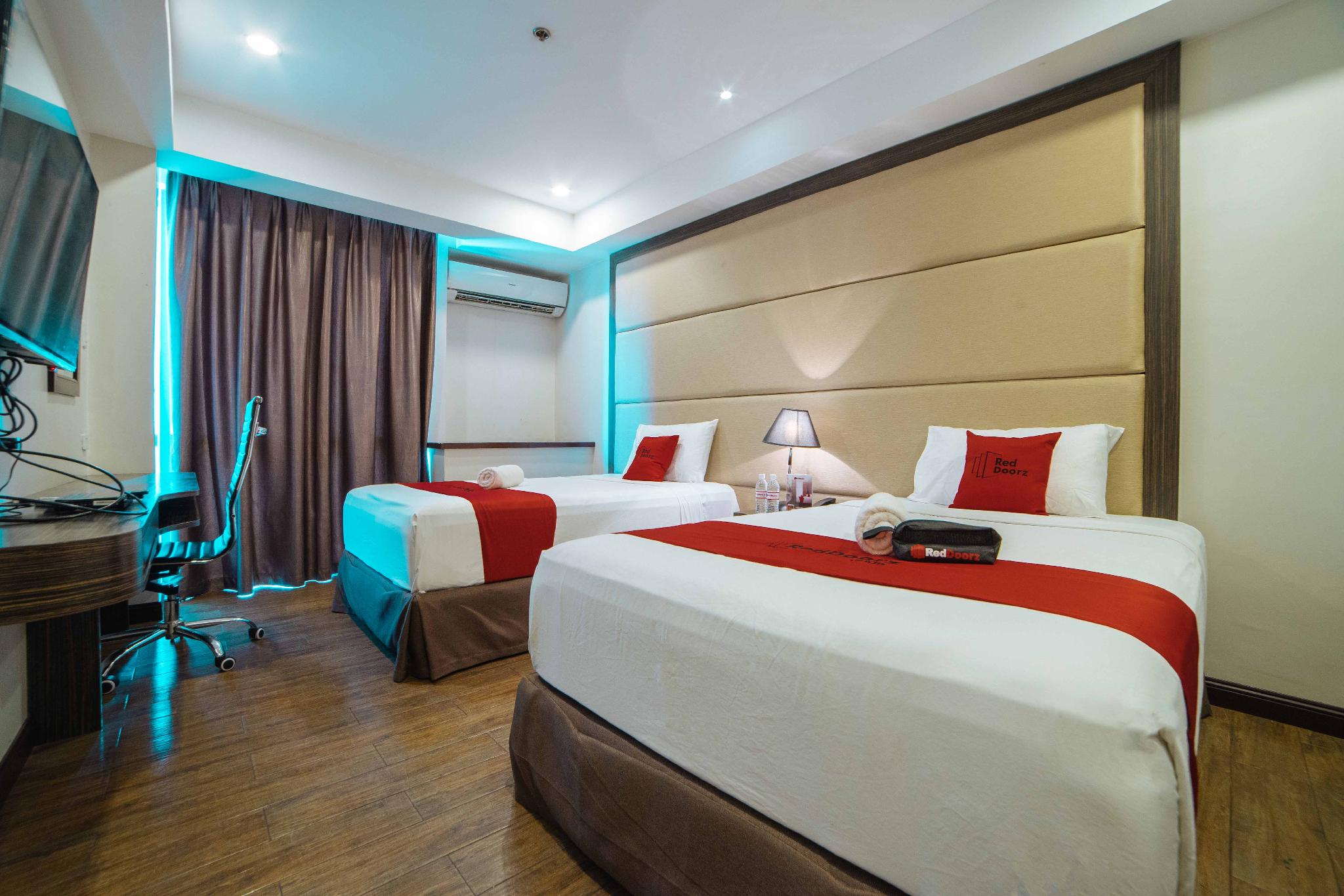 RedDoorz Premium @ West Avenue Quezon City 2*