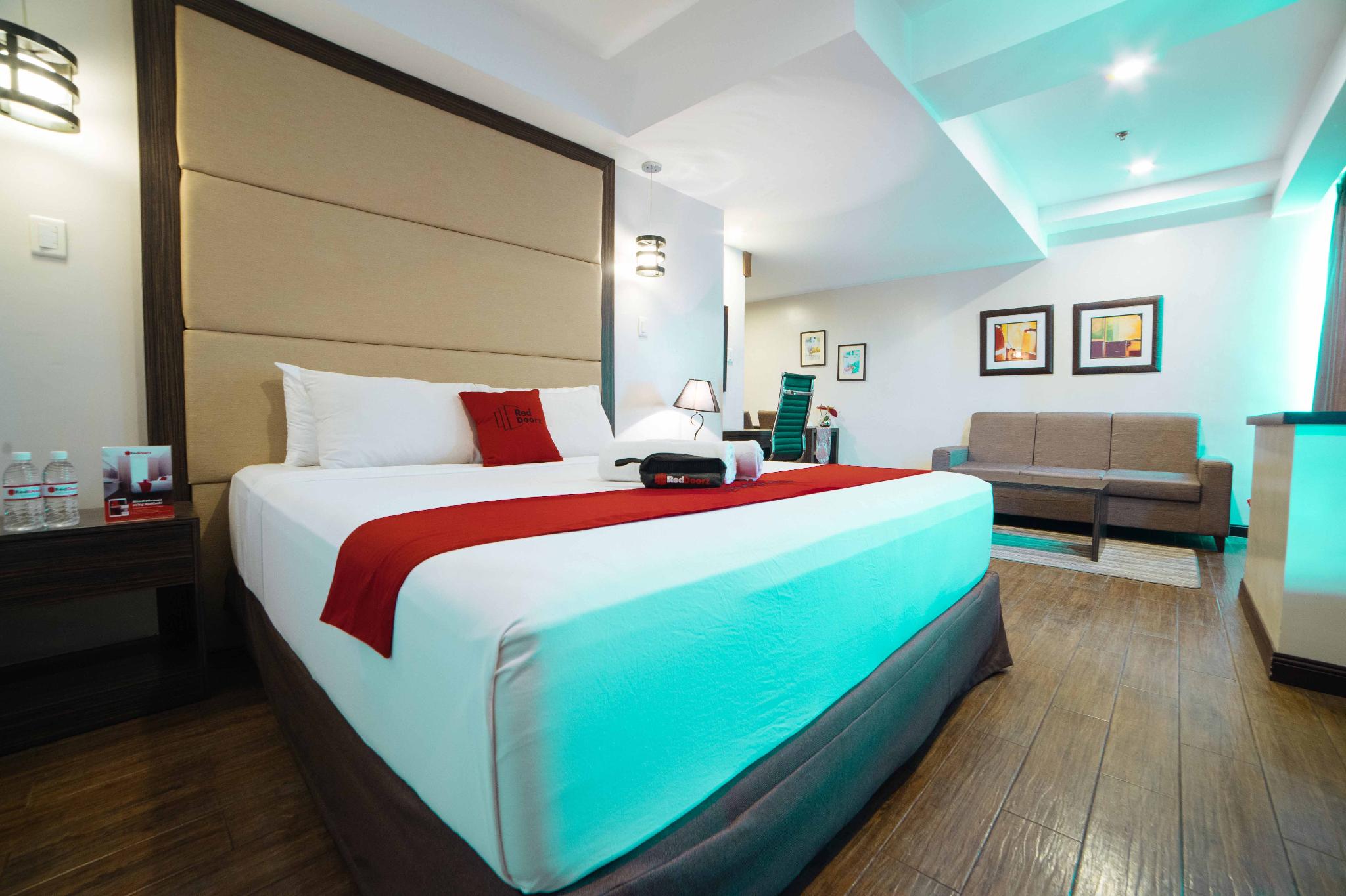 RedDoorz Premium @ West Avenue Quezon City 2*