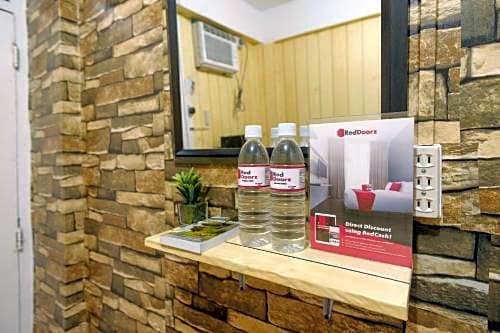 RedDoorz near OWWA Pasay 2*