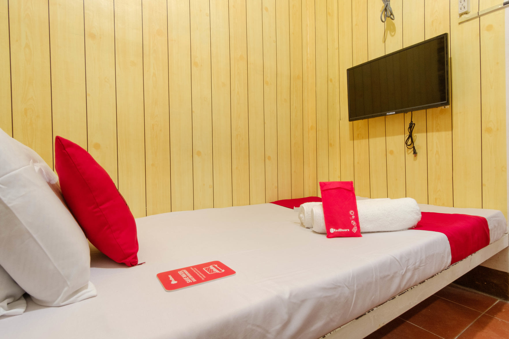RedDoorz near OWWA Pasay 2*