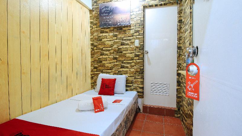 RedDoorz near OWWA Pasay 2*