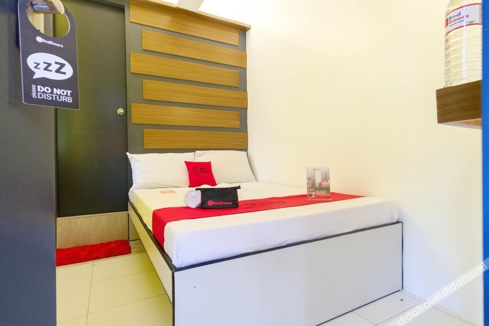 RedDoorz near Fishermall Quezon City 2*