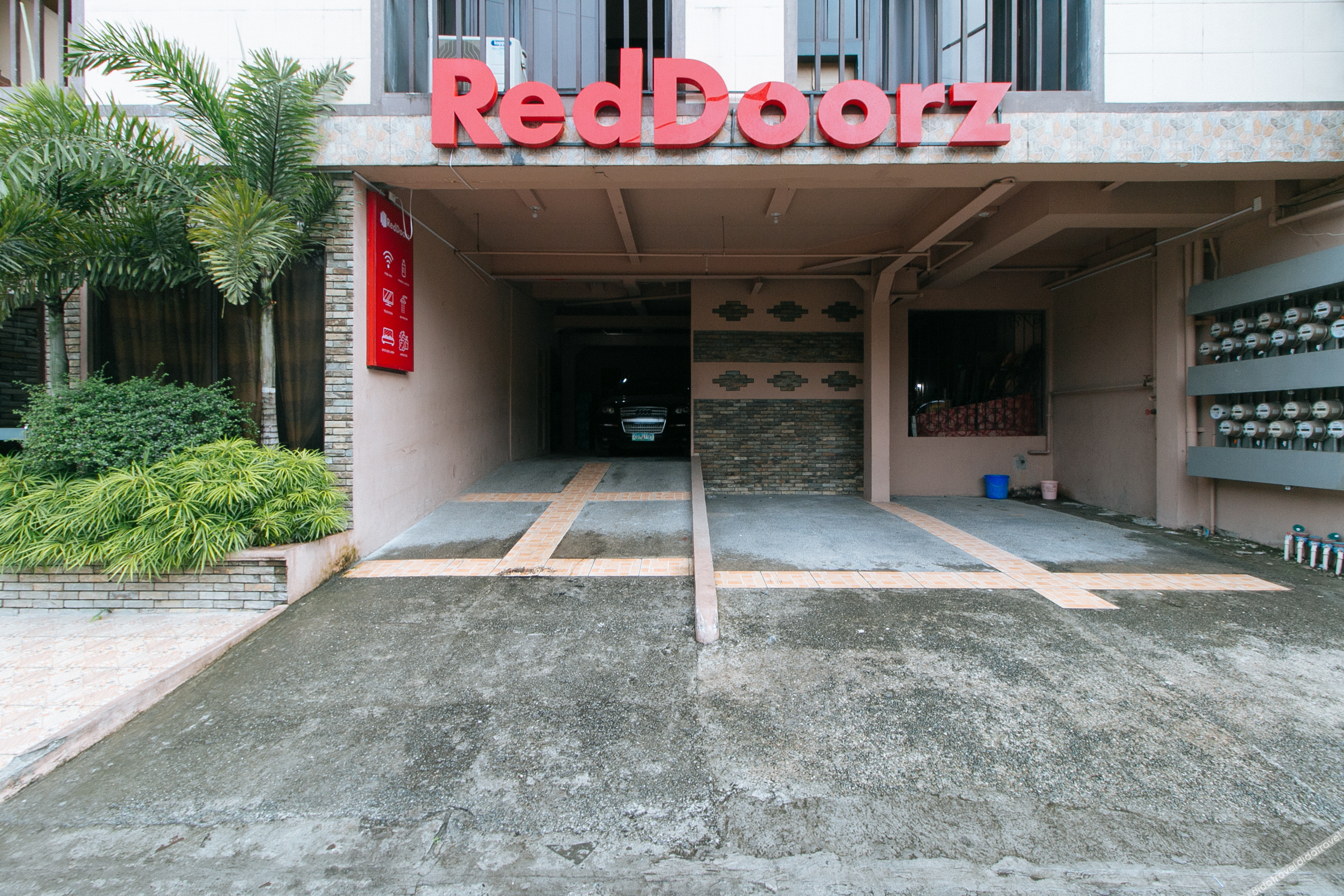RedDoorz Plus @ Canley Residential 2*