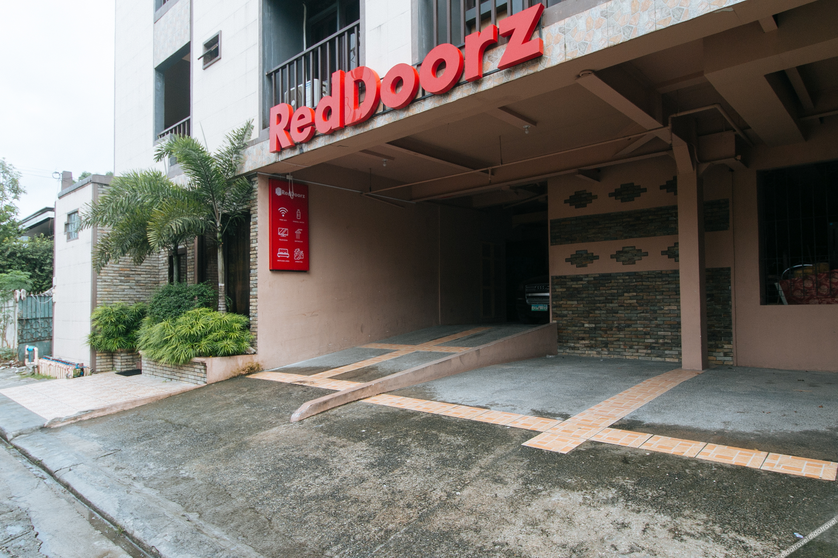 RedDoorz Plus @ Canley Residential 2*