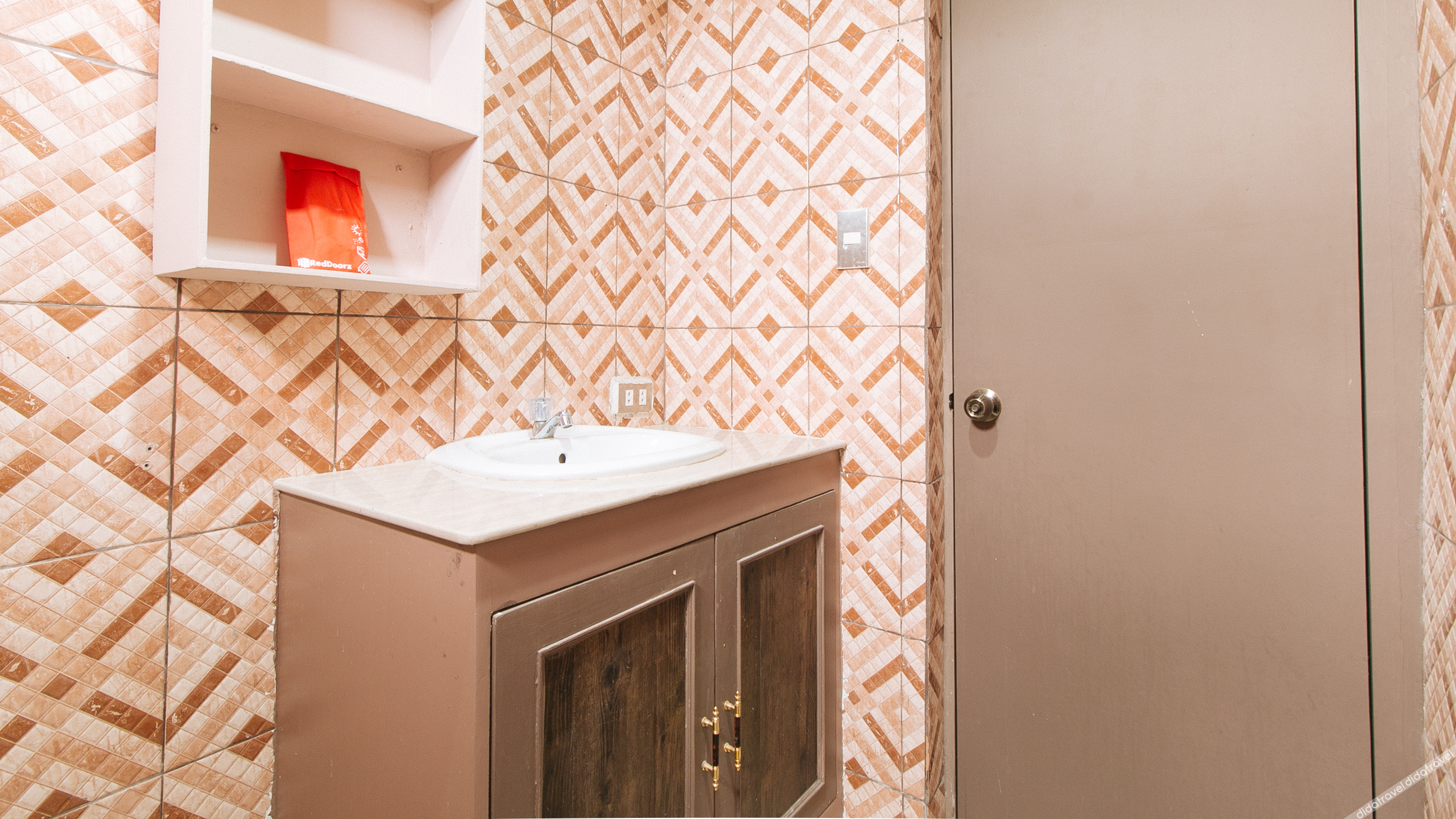 RedDoorz Plus @ Canley Residential 2*