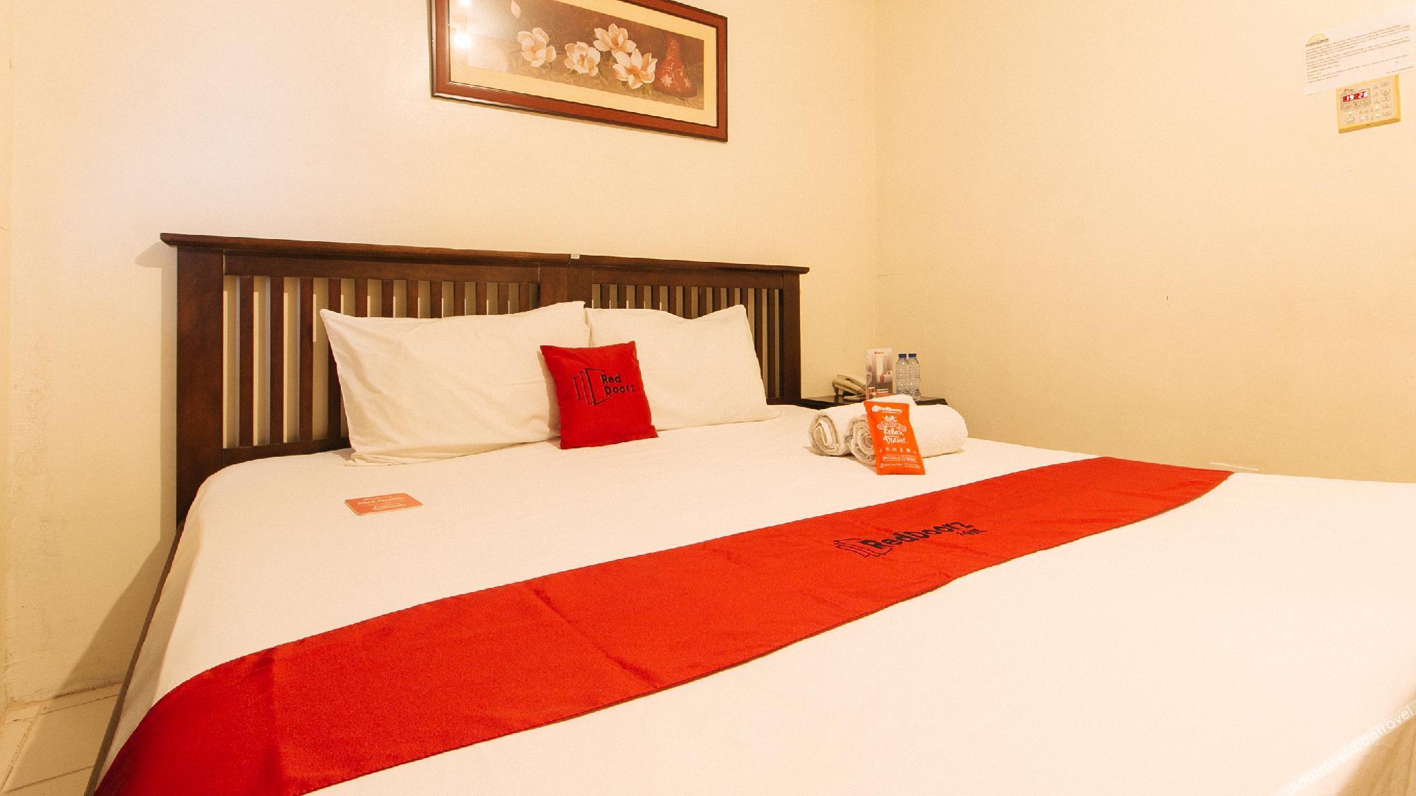 RedDoorz Plus @ E Rodriguez Corner Banawe 2*