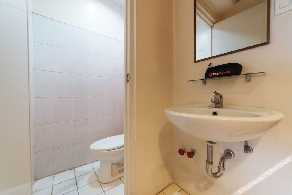 RedDoorz Plus @ E Rodriguez Corner Banawe 2*