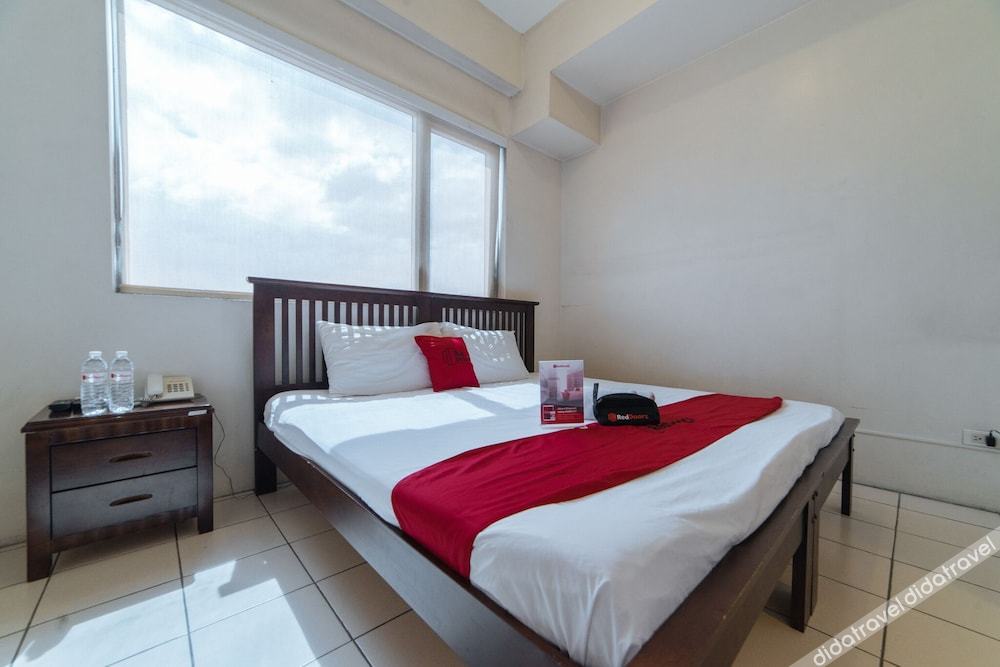 RedDoorz Plus @ E Rodriguez Corner Banawe 2*