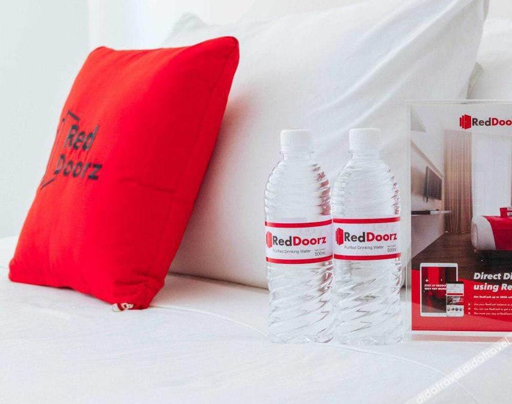 RedDoorz Plus @ E Rodriguez Corner Banawe 2*