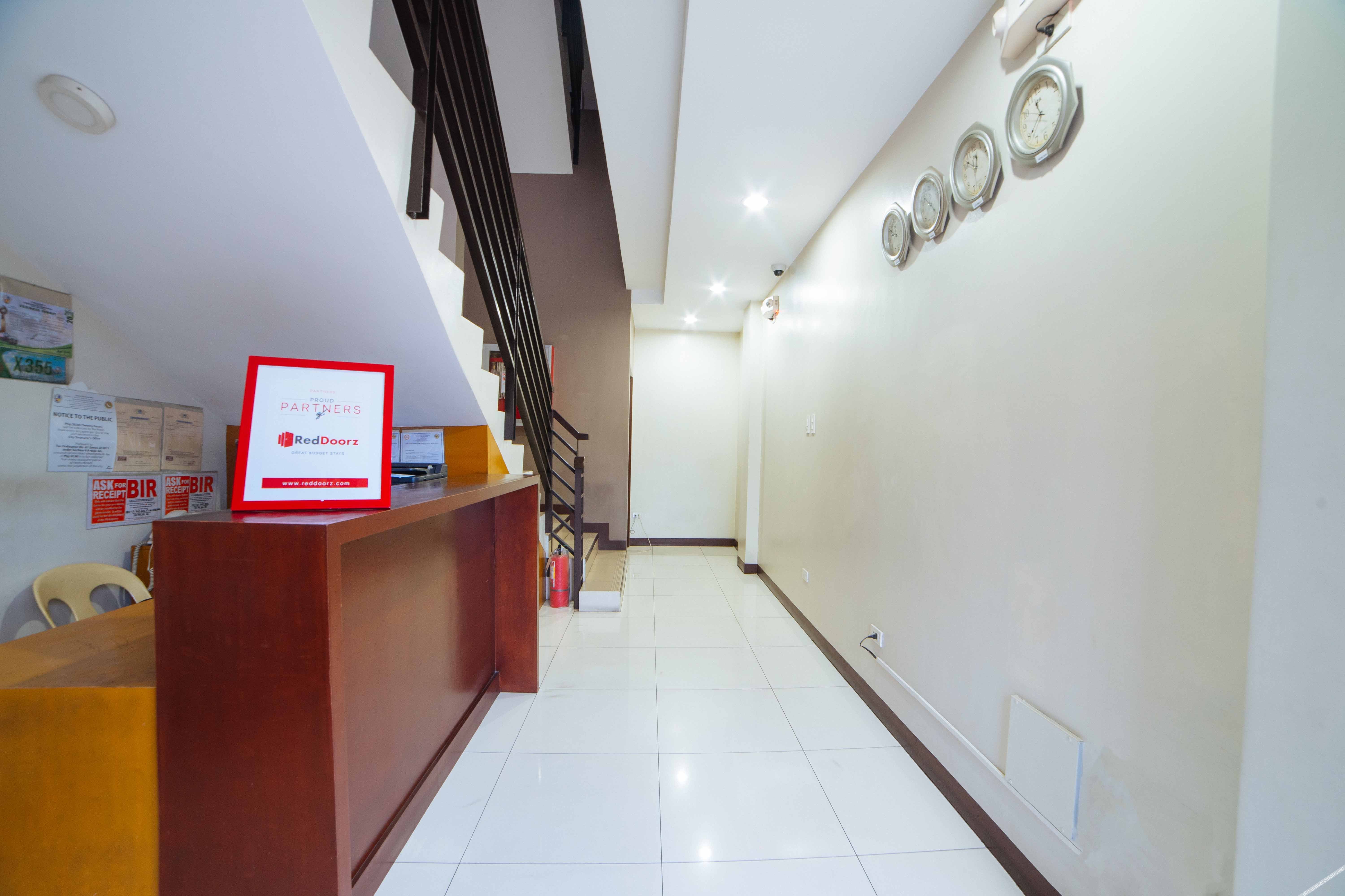 RedDoorz near Angeles University Foundation 2*