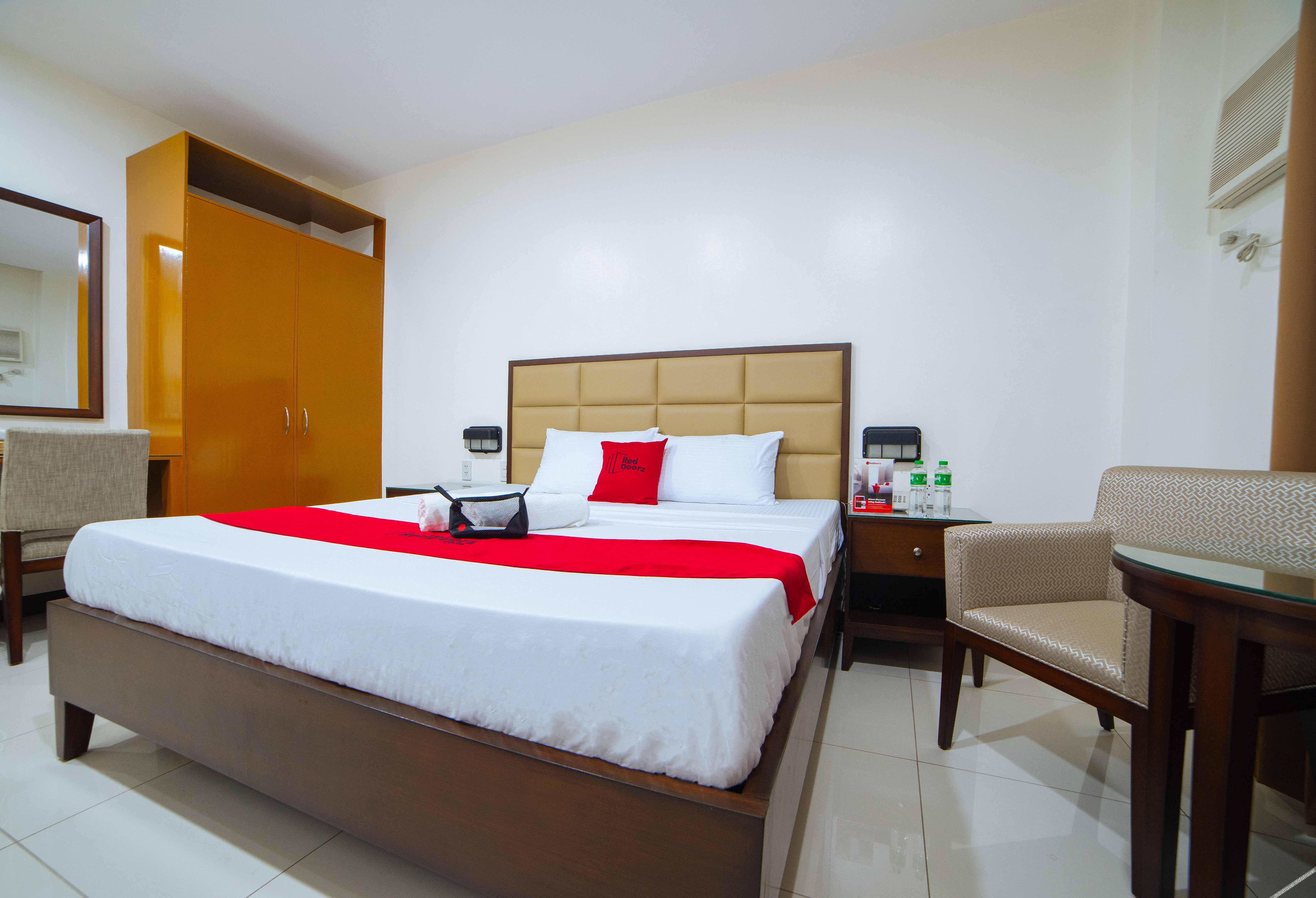 RedDoorz near Angeles University Foundation 2*
