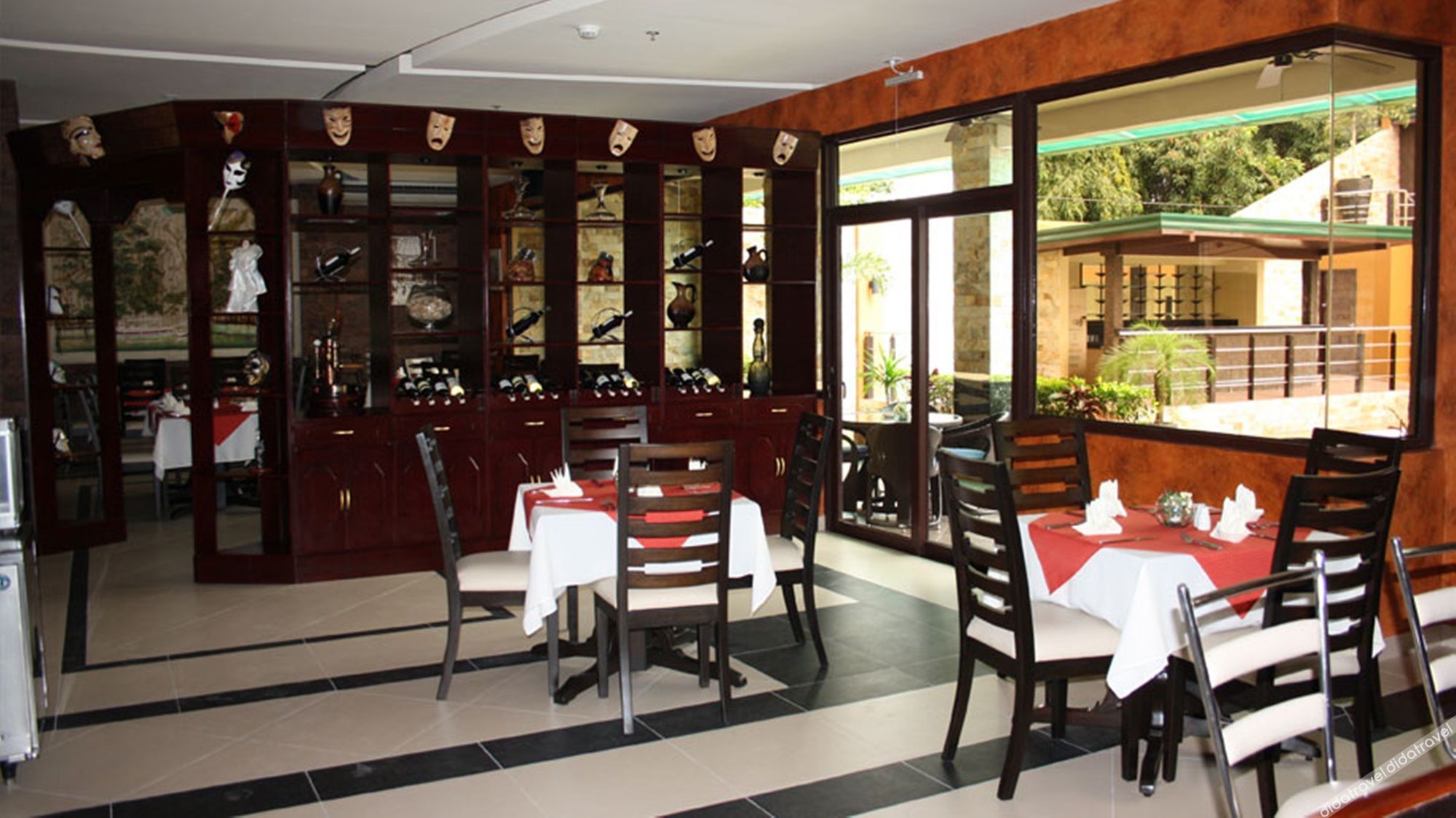 Queens Hotel Angeles City 4*