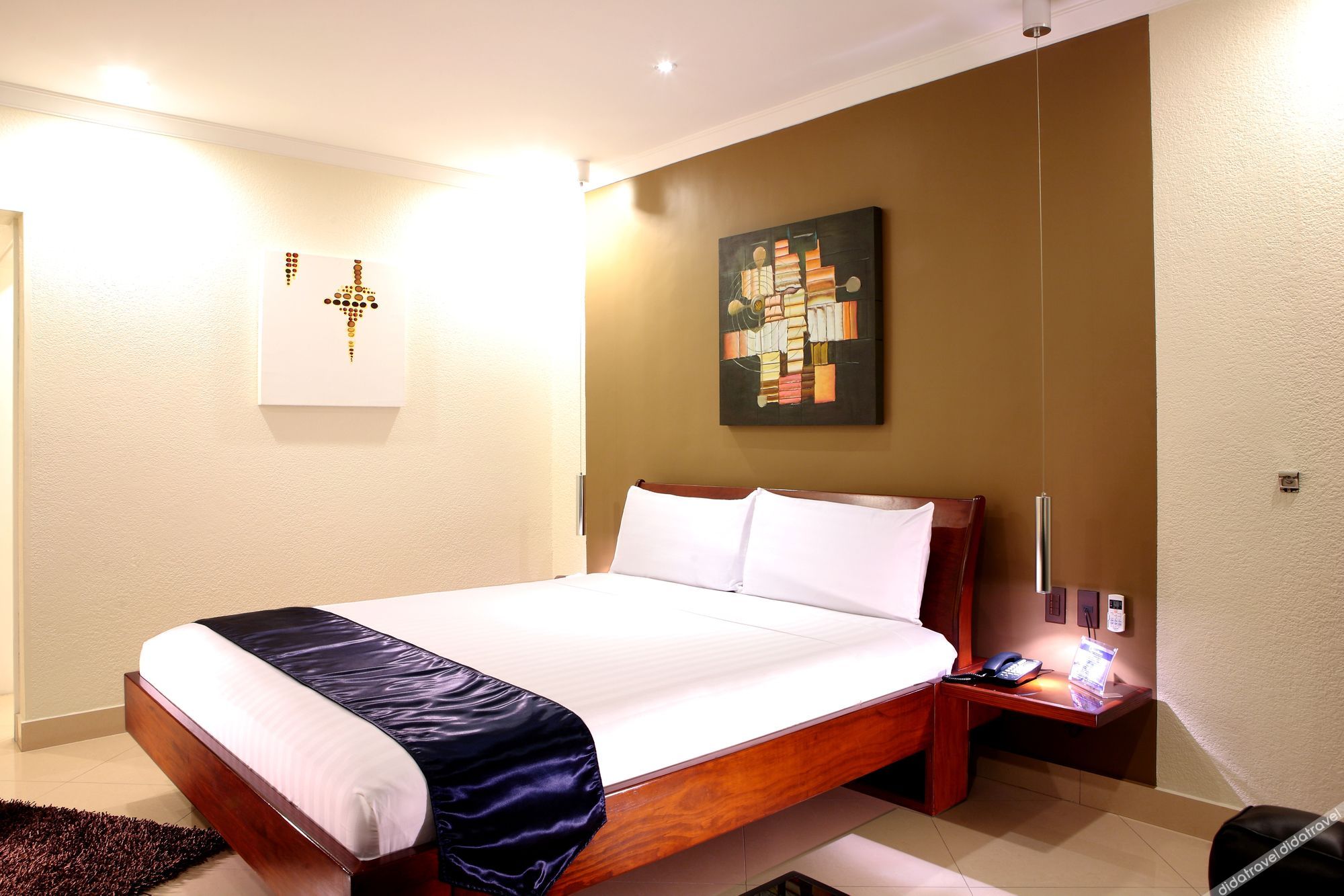 Queens Hotel Angeles City 4*