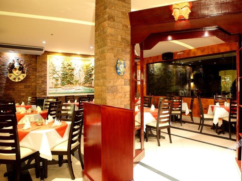 Queens Hotel Angeles City 4*