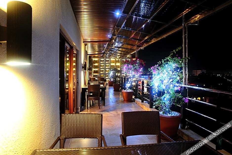 Queens Hotel Angeles City 4*