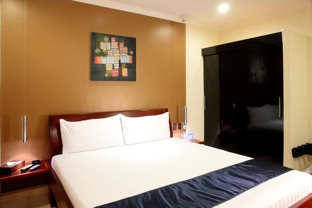 Queens Hotel Angeles City 4*