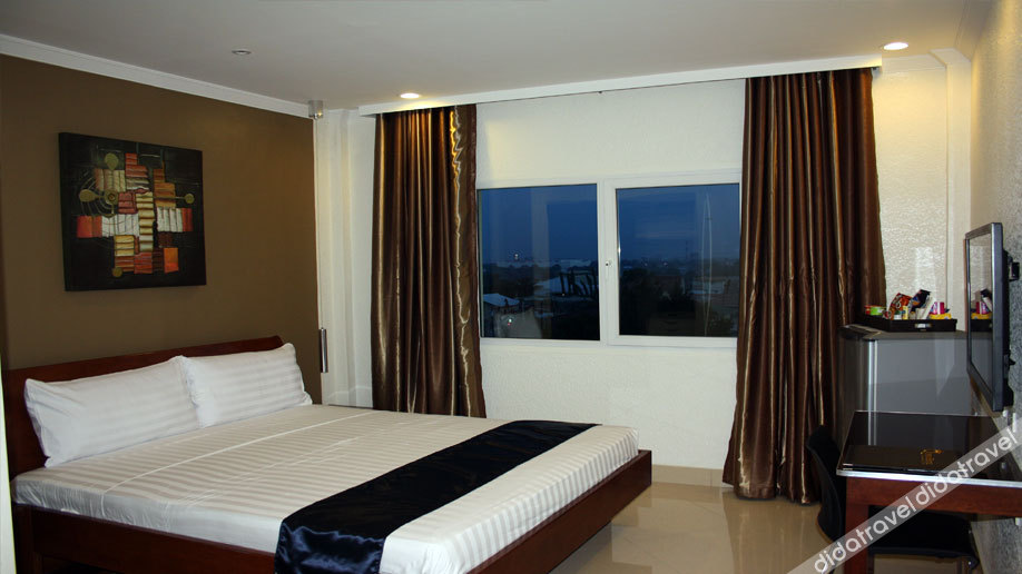 Queens Hotel Angeles City 4*